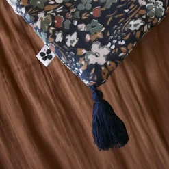 ADONIS - Chemin de Lit 90x200cm Gaze de Coton Bleu Imprimé Fleur Détail 4 Pompons