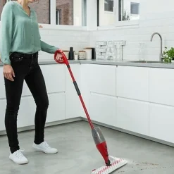 Balai pulvérisateur avec réservoir, nettoyeur vapeur, séparateur de poussière en microfibre coloris rouge.