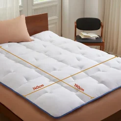 CASABEL surmatelas enveloppant 140x190 cm en microfibre respirante, ultra moelleux, anti-acariens, avec liseré bleu