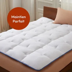 CASABEL surmatelas enveloppant 140x190 cm en microfibre respirante, ultra moelleux, anti-acariens, avec liseré bleu