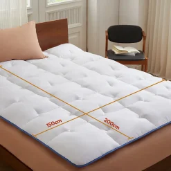 CASABEL surmatelas enveloppant 150x200 cm en microfibre respirante, ultra moelleux, anti-acariens, avec liseré bleu