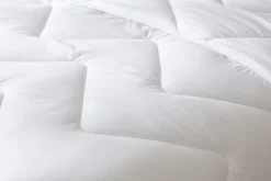 Couette anti-acariens chaude 140 x 200 cm polyester blanc