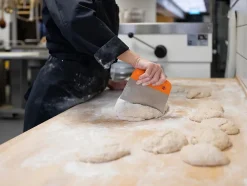 Coupe-Pâte-Racloir lame en acier inoxydable flexible 146 mm Bleu VIKAN