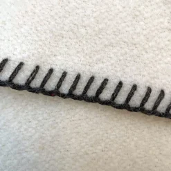 Couverture 100% laine grattée 2 faces 240x260 cm ASPEN blanc fil gris