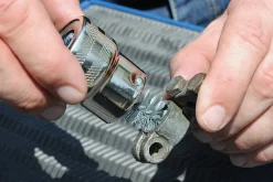 KS Tools - 700.1197 - Brosse de nettoyage pour cosses de batterie, 120 mm