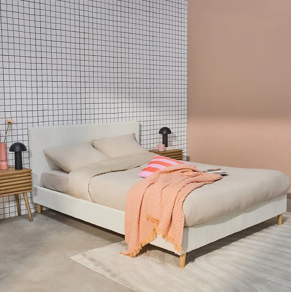 Lit avec sommier à lattes et tête de lit. L 202 x P 148 x H 89cm. blanc. finition velours côtelé (grosse côte)