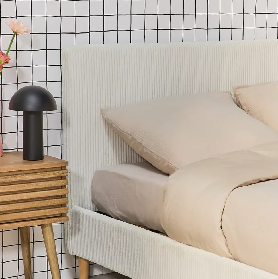 Lit avec sommier à lattes et tête de lit. L 202 x P 148 x H 89cm. blanc. finition velours côtelé (grosse côte)