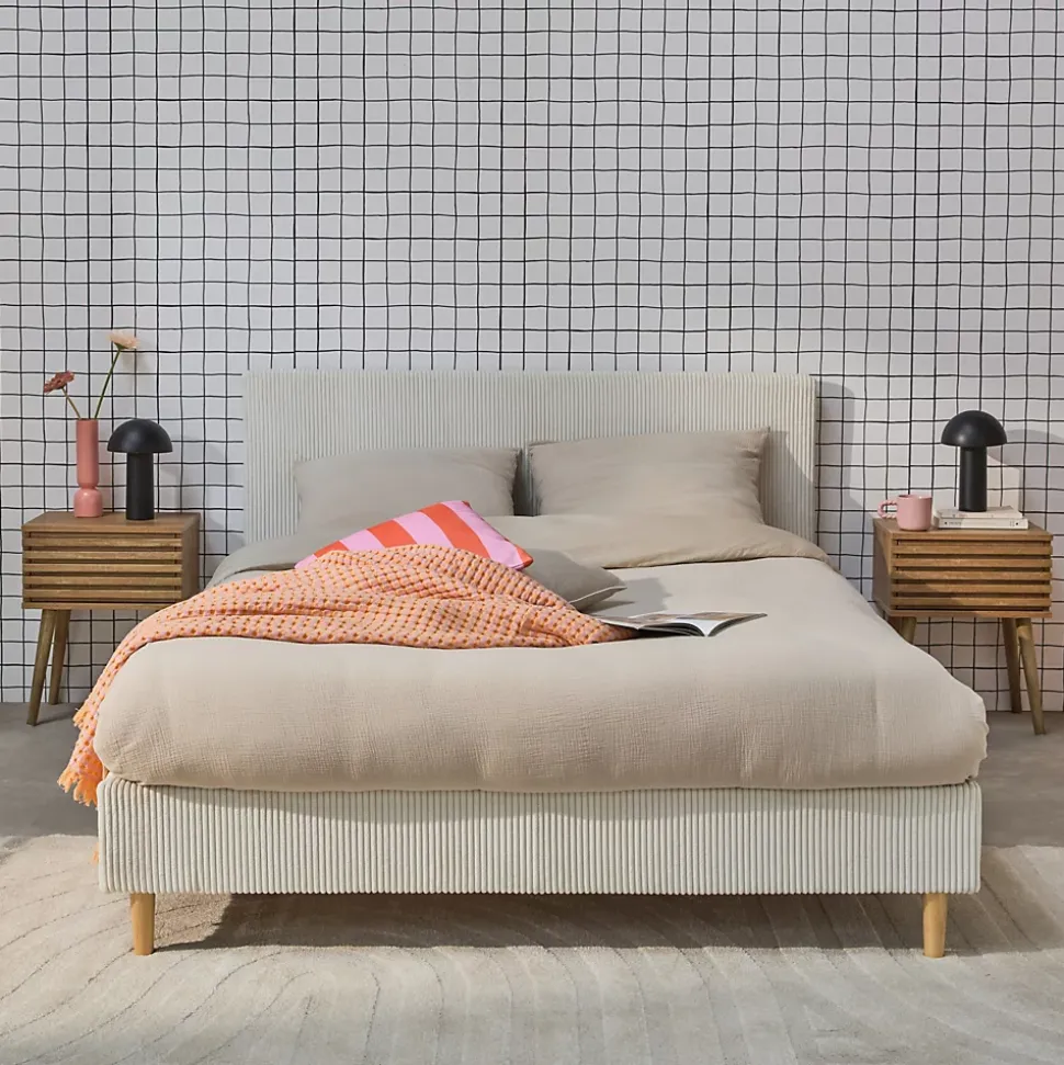 Lit avec sommier à lattes et tête de lit. L 202 x P 148 x H 89cm. blanc. finition velours côtelé (grosse côte)