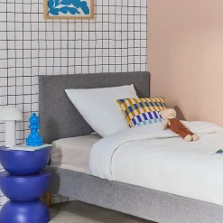 Lit avec sommier à lattes et tête de lit. finition tissu. gris clair. L 202 x P 96 x H 88cm