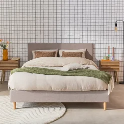 Lit avec sommier à lattes et tête de lit. finition tissu. gris clair. L 202 x P 148 x H 89cm