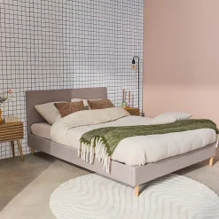 Lit avec sommier à lattes et tête de lit. finition tissu. gris clair. L 202 x P 148 x H 89cm