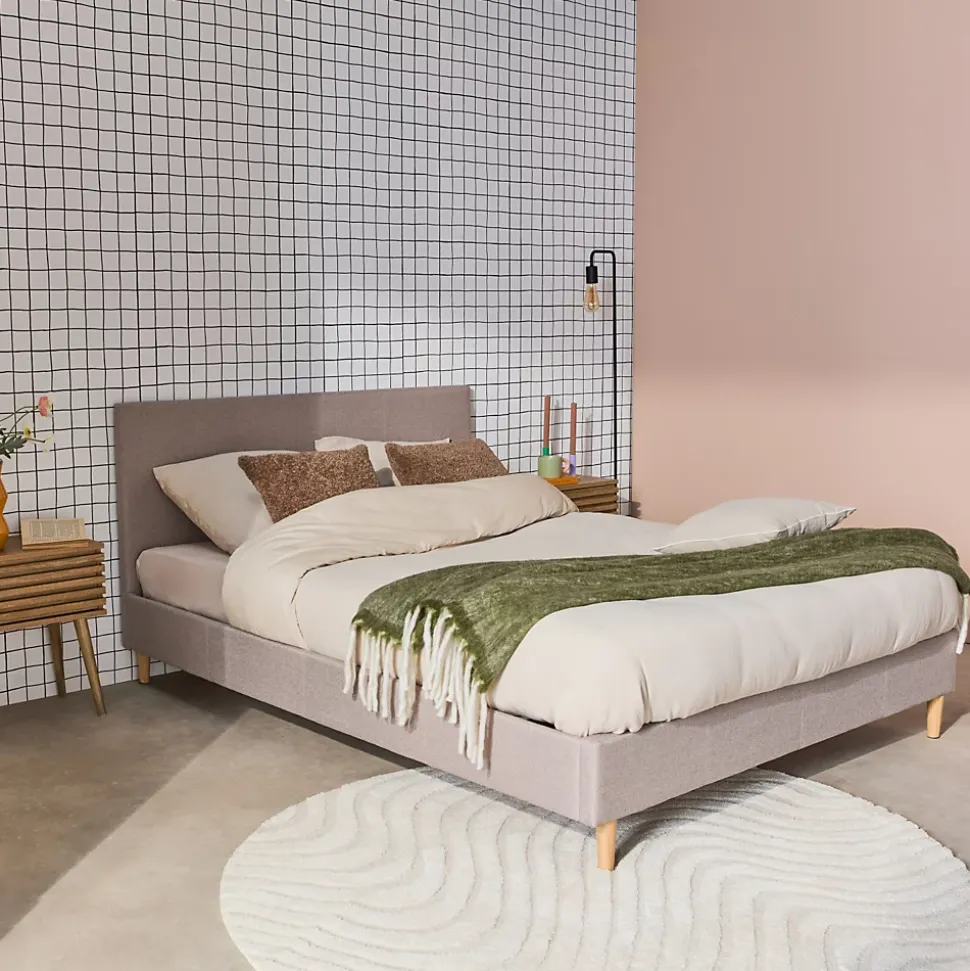 Lit avec sommier à lattes et tête de lit. finition tissu. gris clair. L 202 x P 148 x H 89cm