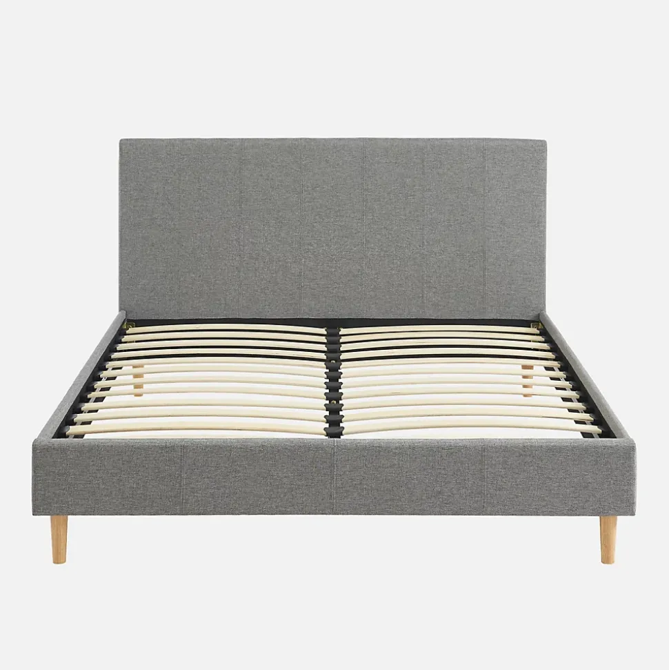 Lit avec sommier à lattes et tête de lit. finition tissu. gris clair. L 202 x P 148 x H 89cm