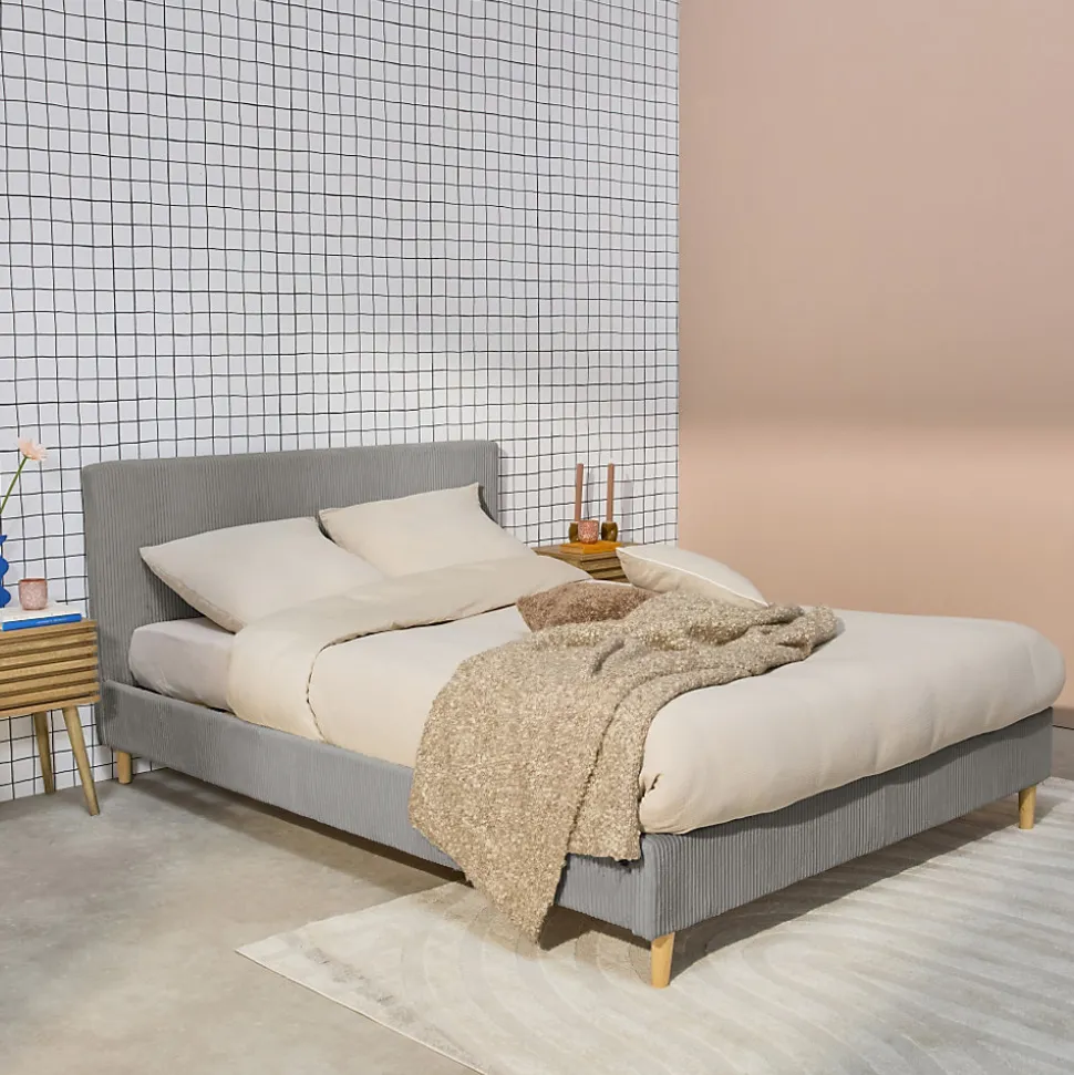 Lit avec sommier à lattes et tête de lit. L 202 x P 148 x H 89cm. gris. finition velours côtelé (grosse côte)