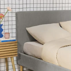 Lit avec sommier à lattes et tête de lit. L 202 x P 148 x H 89cm. gris. finition velours côtelé (grosse côte)