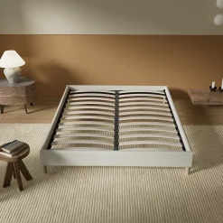 Lit avec sommier lattes en bois - 140x200 cm - Tissu Blanc - Pieds en bois