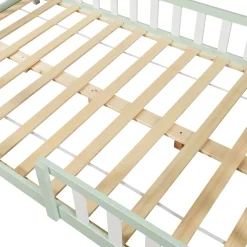 Lit cabane Sisimiut avec matelas 140 x 200 cm vert menthe / blanc en.casa