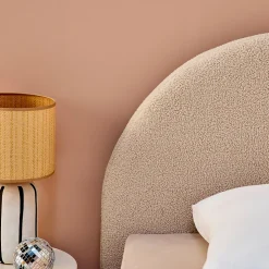 Lit coffre avec sommier à lattes et tête de lit. finition bouclette. nude. L 206 x P 104 x H 102cm