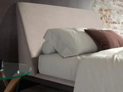 Lit double en tissu gris moderne avec tête de lit originale