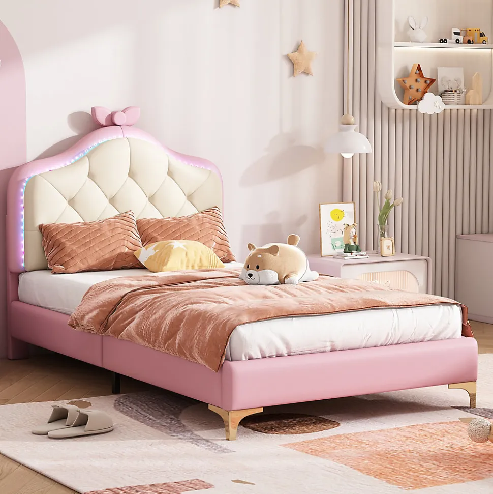 Lit enfant simple 90x200 cm rembourré avec bande LED colorée, tête ondulée et nœud décoratif, similicuir rose sans matelas