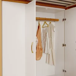 Lit superposé 90x200 cm avec armoire intégrée et échelle à tiroirs en bois massif, blanc et bois naturel