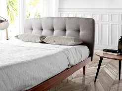 Lit tufté en tissu gris moderne pour chambre à coucher élégante