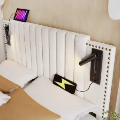 Lit 160x200 cm avec rangement et tête de lit réglable en tissu beige riveté, lampe de lecture et ports USB