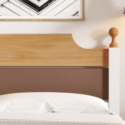 Lit 140x200 cm avec tête de lit colorée blanc/naturel/marron, cadre en pin massif et pieds boules