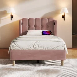 Lit 90x200 cm avec tête de lit à panneaux, tapissé velours rose et station de charge USB-C intégrée