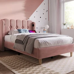 Lit 90x200 cm avec tête de lit à panneaux, tapissé velours rose et station de charge USB-C intégrée