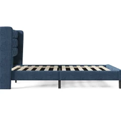 Lit 140x200 cm avec tête de lit tapissée en lin bleu, pieds noirs et sommier à lattes intégré, design élégant