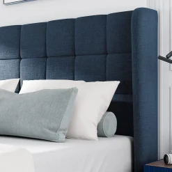 Lit 140x200 cm avec tête de lit tapissée en lin bleu, pieds noirs et sommier à lattes intégré, design élégant