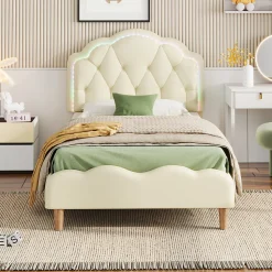 Lit 90x200 cm avec tête de lit ondulée et bande LED multicolore intégrée, tapissé PU beige, lattes en bois