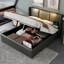 Lit 140x200 cm coffre avec sommier relevable, tête de lit tapissée PU gris et lampe de lecture à chargeur USB