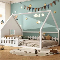 Lit 140x200 cm en pin et MDF en forme de maison avec barrières, finition blanche, design enfantin moderne