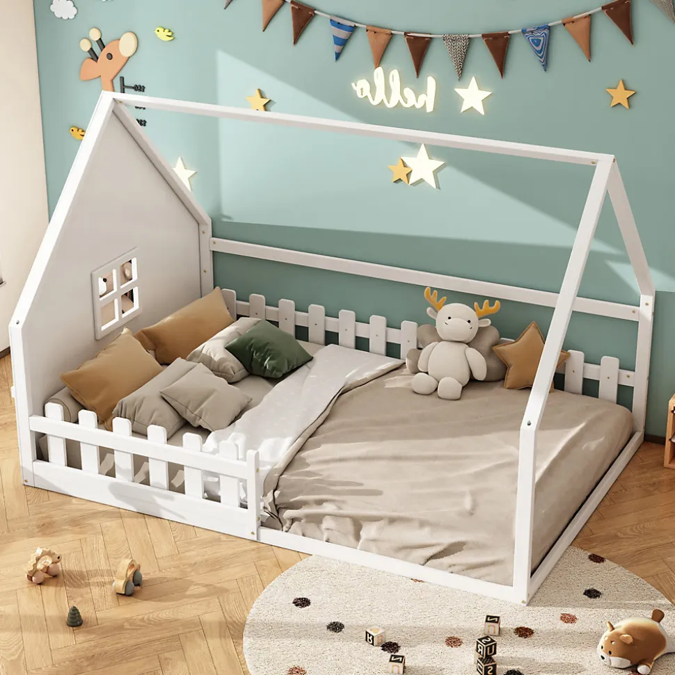 Lit 140x200 cm en pin et MDF en forme de maison avec barrières, finition blanche, design enfantin moderne
