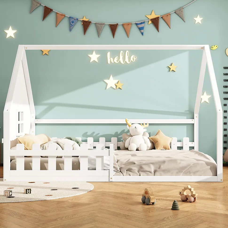 Lit 140x200 cm en pin et MDF en forme de maison avec barrières, finition blanche, design enfantin moderne