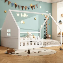 Lit 140x200 cm en pin et MDF en forme de maison avec barrières, finition blanche, design enfantin moderne