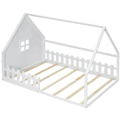 Lit 140x200 cm en pin et MDF en forme de maison avec barrières, finition blanche, design enfantin moderne
