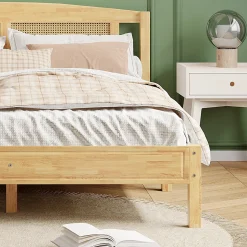 Lit 160x200 cm en pin et rotin PE avec tête de lit décorative, design naturel, 15 lattes et pieds centraux
