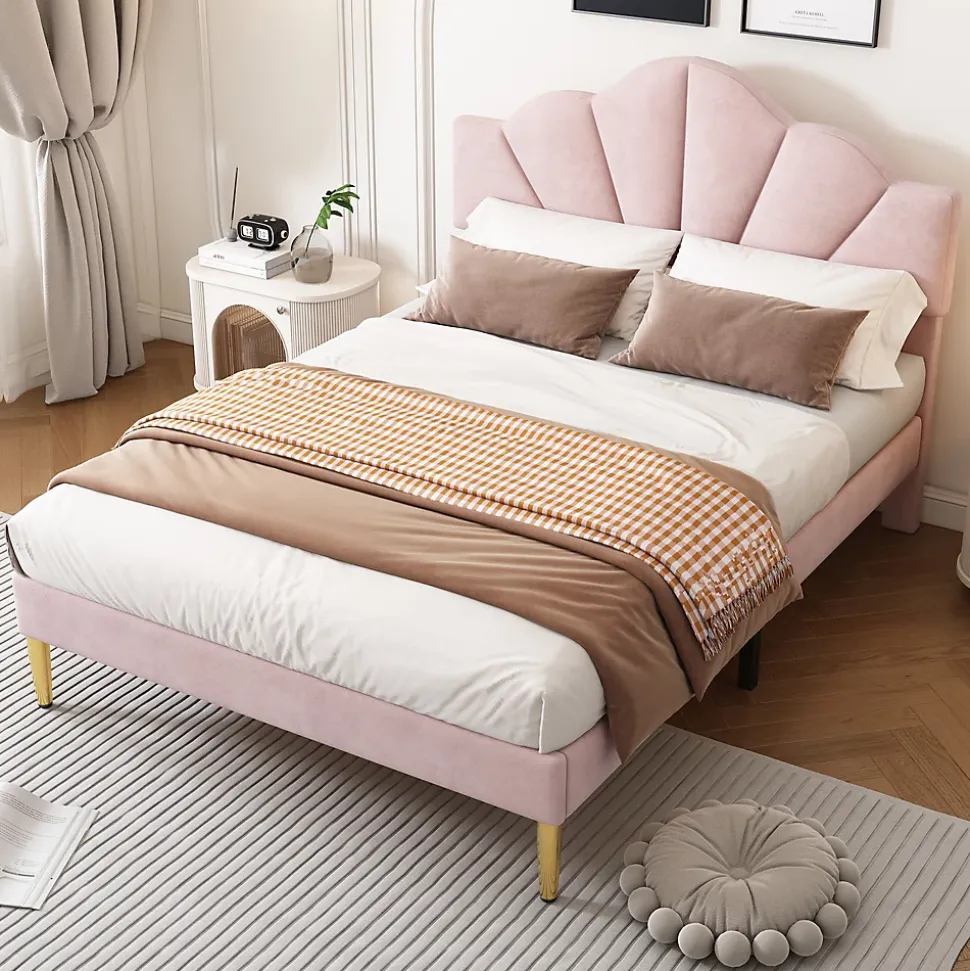 Lit 140x200 cm en velours rose avec tête de lit réglable, pieds métal doré et sommier à lattes bois