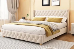 Lit 160x200 cm tapissé velours beige clair avec tête de lit capitonnée, rivets décoratifs et pieds bois