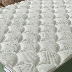 Matelas Maia - Mousse Végétale à Mémoire de Forme & Coutil Aloe Vera - Matériaux Responsables - (140 x 190 cm) - Épaisseur 22cm