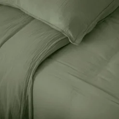 Parure de lit 3 pièces 240x220 cm et 50x70 cm mousseline de coton MILOS vert mousse