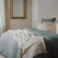 Parure de lit 3 pièces 240x220 cm et 50x70 cm mousseline de coton MILOS vert lichen