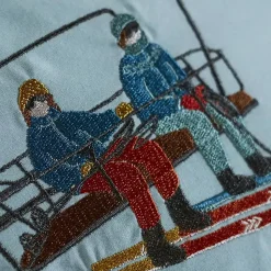 Parure de lit brodée 3 pièces : housse 240x220 cm et taies 50x80 cm en percale de coton PASSE MONTAGNE bleu givré