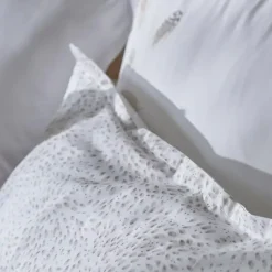 Parure de lit brodée 3 pièces : housse 260x240 cm et taies 50x70 cm en satin de coton NINA blanc