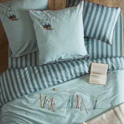 Parure de lit brodée 3 pièces : housse 200x200 cm et taies 50x80 cm en percale de coton PASSE MONTAGNE bleu givré
