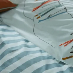 Parure de lit brodée 2 pièces : housse 140x200 cm et taie 65x65 cm en percale de coton PASSE MONTAGNE bleu givré