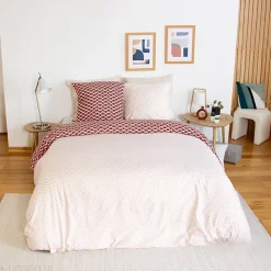 Parure de lit 240x220 cm en microfibre TIAGOH rouge motif géométrique 3 pièces